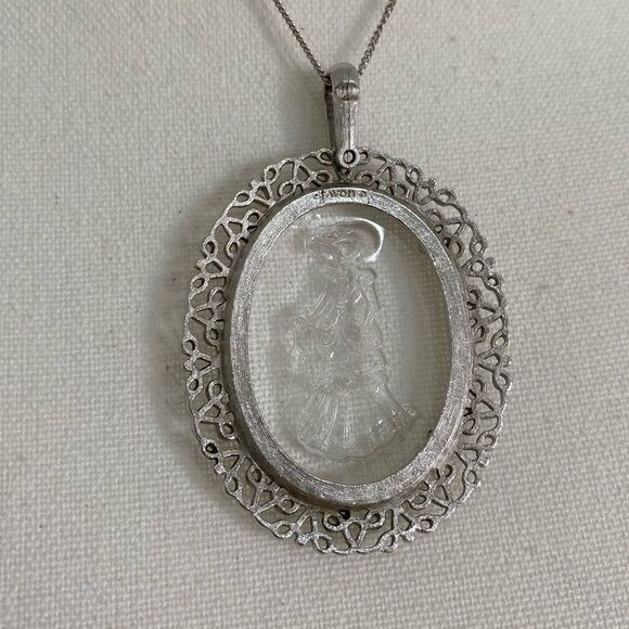 1980s Avon Victorian Lady Etched Intaglio Glass Pendant - Picture 4 of 6
